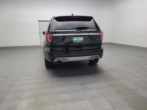 Used 2017 Ford Explorer XLT w/ Equipment Group 202A image 6