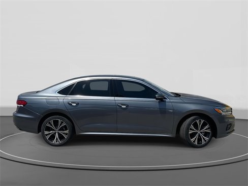 Certified 2022 Volkswagen Passat 2.0T SE image 3