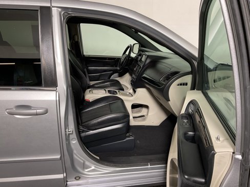 Used 2019 Dodge Grand Caravan SXT image 32