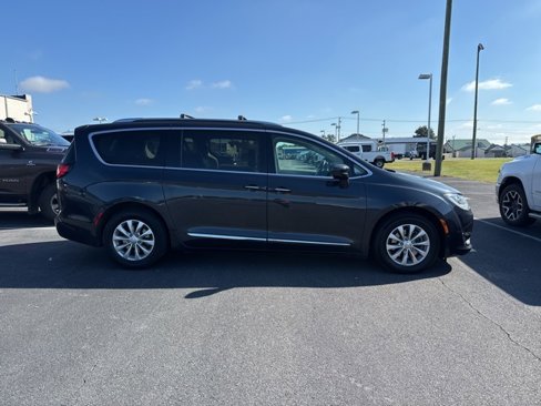 Used 2019 Chrysler Pacifica Touring-L image 4