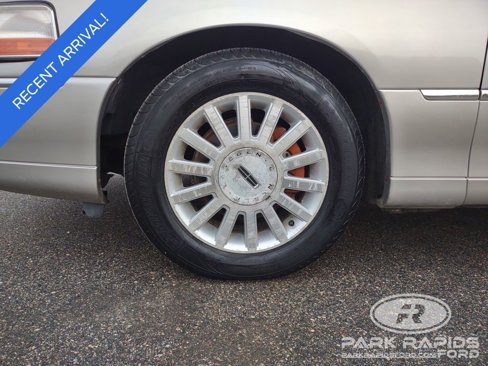 Used 2004 Lincoln Town Car Signature image 40
