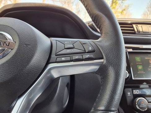 Used 2018 Nissan Rogue SV w/ Premium Package image 16
