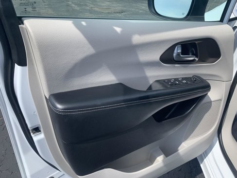 Used 2022 Chrysler Voyager LX image 14