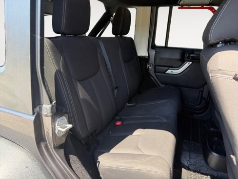 Used 2016 Jeep Wrangler Unlimited Rubicon w/ Connectivity Group image 11