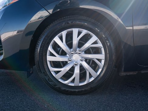 Used 2018 Toyota Corolla LE image 12