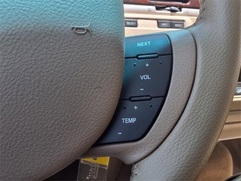 Used 2007 Lincoln Town Car Signature Limited image 16