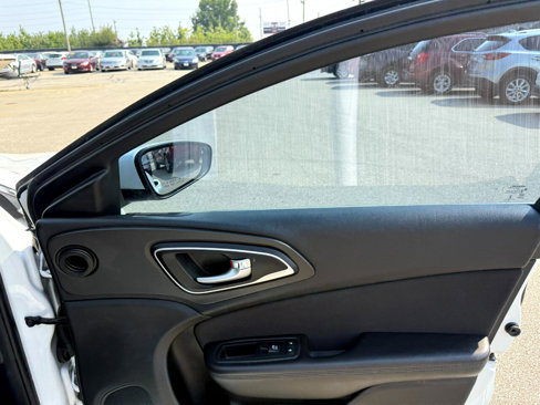 Used 2015 Chrysler 200 Limited w/ Convenience Group image 20