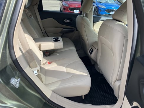 Used 2019 Jeep Cherokee Latitude w/ Cold Weather Group image 15