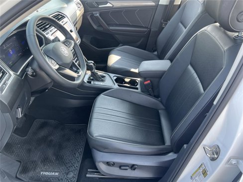 Used 2022 Volkswagen Tiguan SE w/ Panoramic Sunroof Package image 18