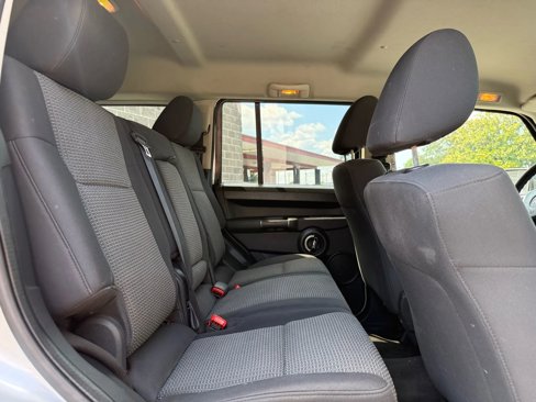 Used 2010 Jeep Commander Sport image 3
