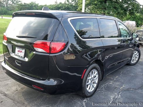 Used 2023 Chrysler Voyager LX image 12