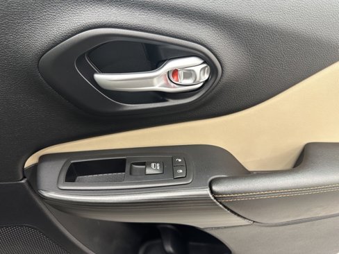 Used 2016 Jeep Cherokee Limited image 11