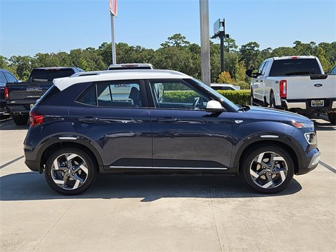 Used 2023 Hyundai Venue Limited image 7