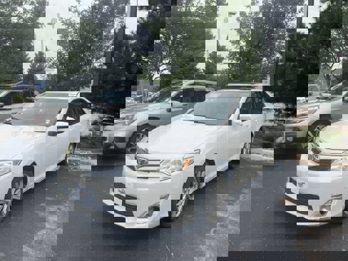 Used 2014 Toyota Camry XLE image 2