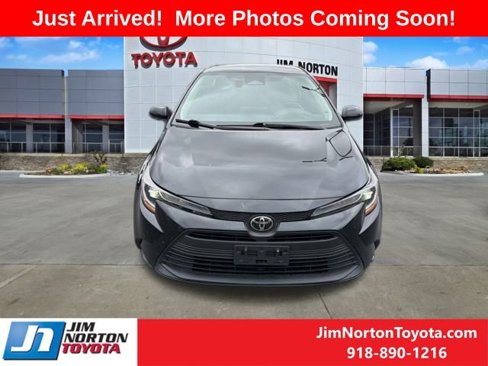 Used 2023 Toyota Corolla LE image 2