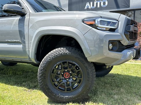 Used 2020 Toyota Tacoma Limited image 4