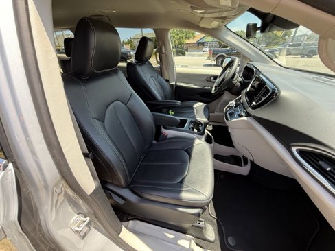 Used 2024 Chrysler Pacifica Touring-L image 11