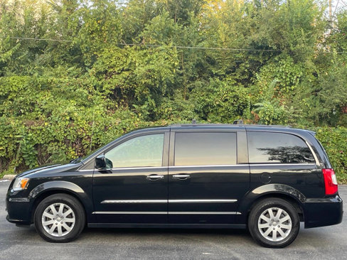 Used 2016 Chrysler Town & Country Touring w/ Driver Convenience Group image 17
