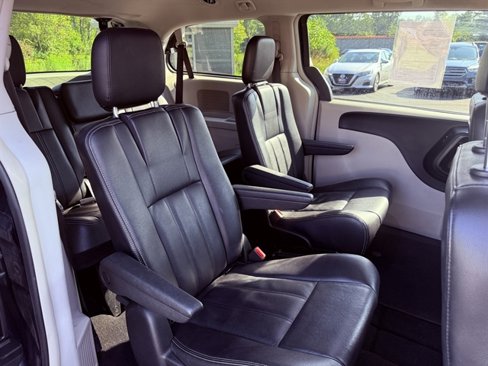 Used 2015 Chrysler Town & Country Touring image 41