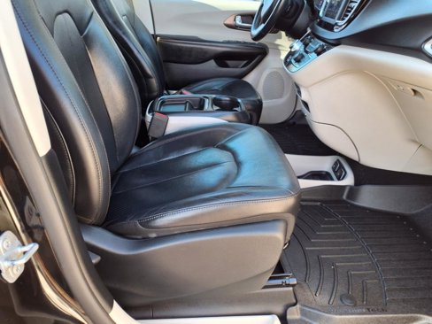 Used 2019 Chrysler Pacifica Touring-L image 11