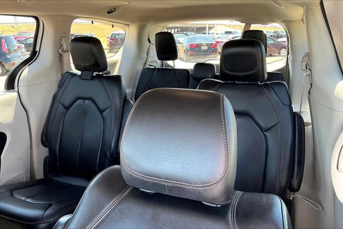 Used 2020 Chrysler Pacifica Touring-L image 27