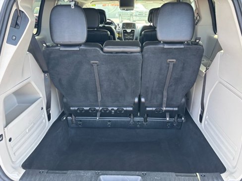 Used 2016 Chrysler Town & Country Touring image 25