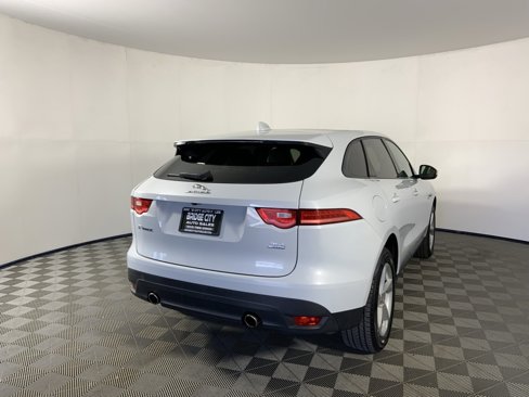 Used 2017 Jaguar F-PACE Premium image 3