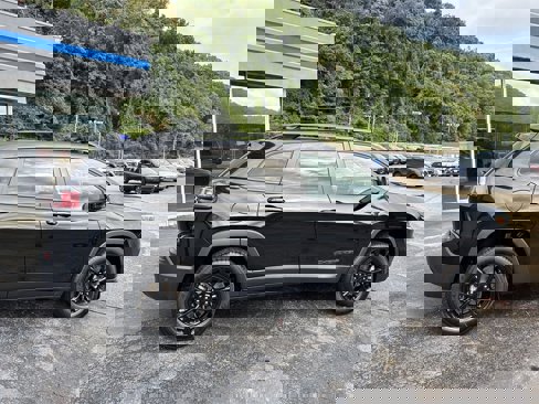Used 2023 Jeep Cherokee Altitude Lux image 3