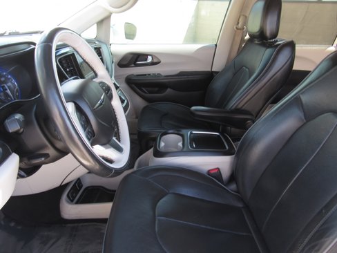 Used 2020 Chrysler Pacifica Limited image 17