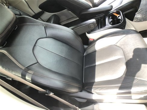 Used 2020 Chrysler Pacifica Touring-L image 24