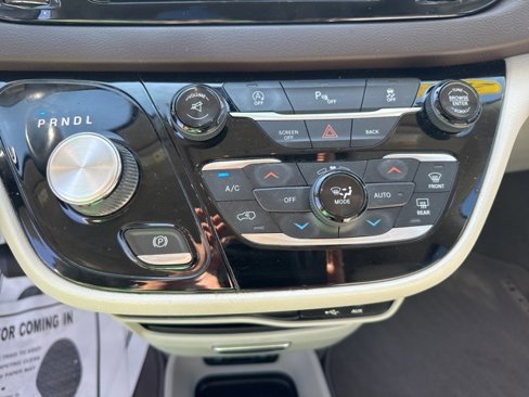 Used 2017 Chrysler Pacifica Touring-L image 11