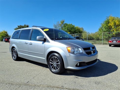 Used 2017 Dodge Grand Caravan SXT image 3