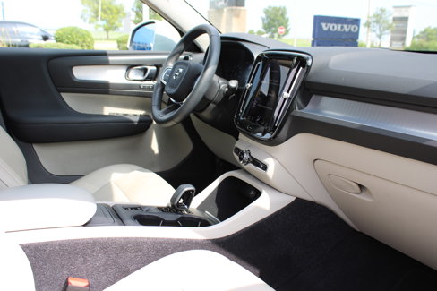 Used 2022 Volvo XC40 T5 Momentum image 42