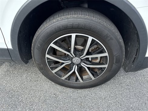 Used 2021 Volkswagen Tiguan SE w/ Panoramic Sunroof Package image 11