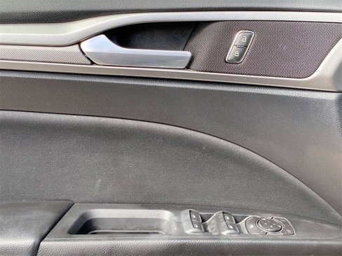 Used 2019 Ford Fusion SE image 16