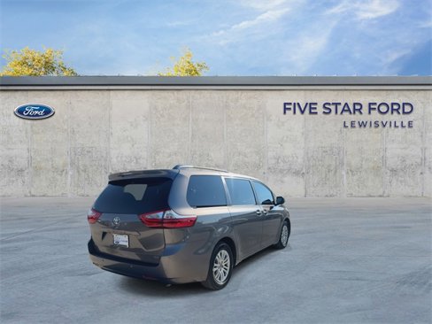 Used 2017 Toyota Sienna XLE Premium image 7