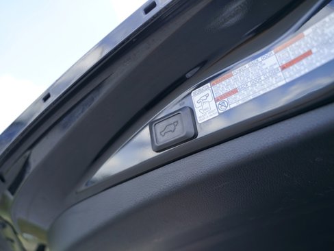 Used 2018 Toyota RAV4 Limited image 9