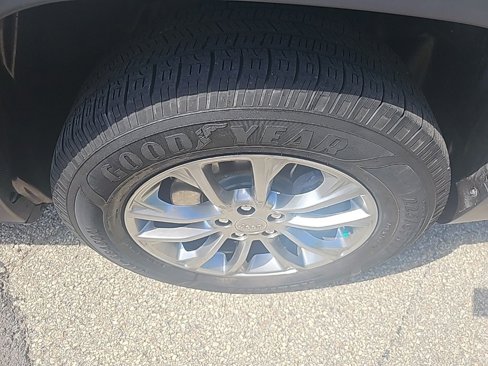 Used 2019 Jeep Cherokee Latitude Plus w/ Comfort/Convenience Group image 41