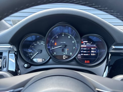 Certified 2025 Porsche Macan image 13
