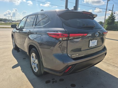 Used 2021 Toyota Highlander LE image 6