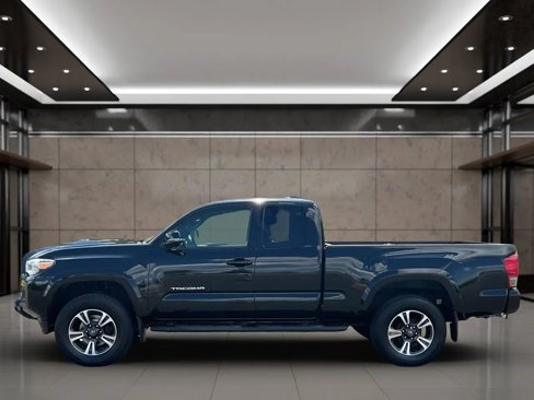 Used 2017 Toyota Tacoma TRD Sport image 2