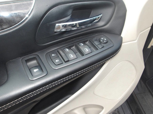 Used 2016 Chrysler Town & Country Touring-L image 9
