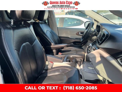 Used 2019 Chrysler Pacifica Touring-L image 9