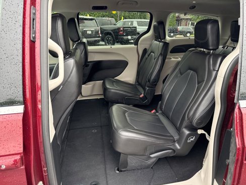 Used 2023 Chrysler Pacifica Touring-L image 18