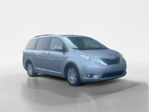 Used 2014 Toyota Sienna XLE image 2