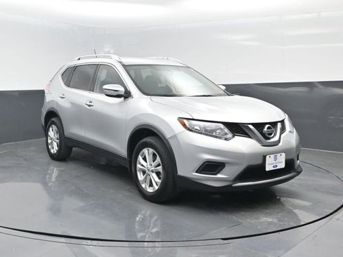 Used 2016 Nissan Rogue SV image 2
