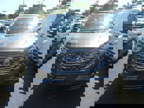 Used 2019 Ford Edge Titanium image 2