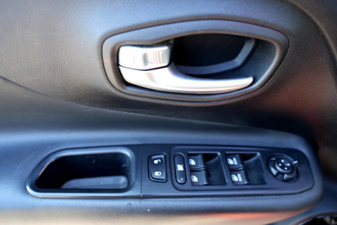 Used 2017 Jeep Renegade Altitude image 29