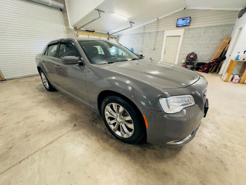 Used 2018 Chrysler 300 Touring L image 8