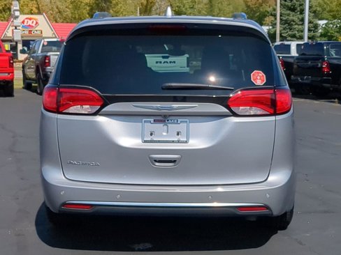 Used 2018 Chrysler Pacifica Touring-L Plus image 5